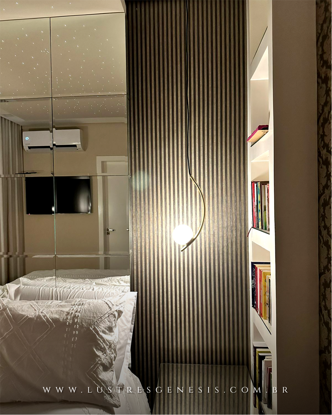 Pendente moderno com design em arco e globo leitoso, ideal para cabeceira de cama e lavabos. Lustres Gênesis loja online de Lustres e Iluminação Decorativa